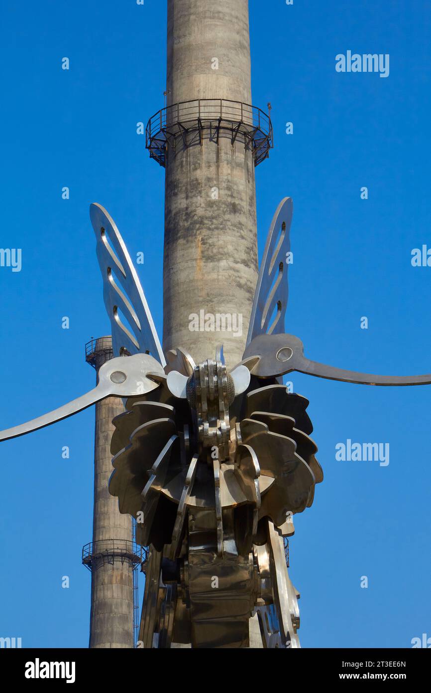 Une grande sculpture d'insecte métallique dans la zone d'art 798 avec des cheminées imposantes et Un rare ciel bleu de Pékin en arrière-plan. Pékin, Chine Banque D'Images