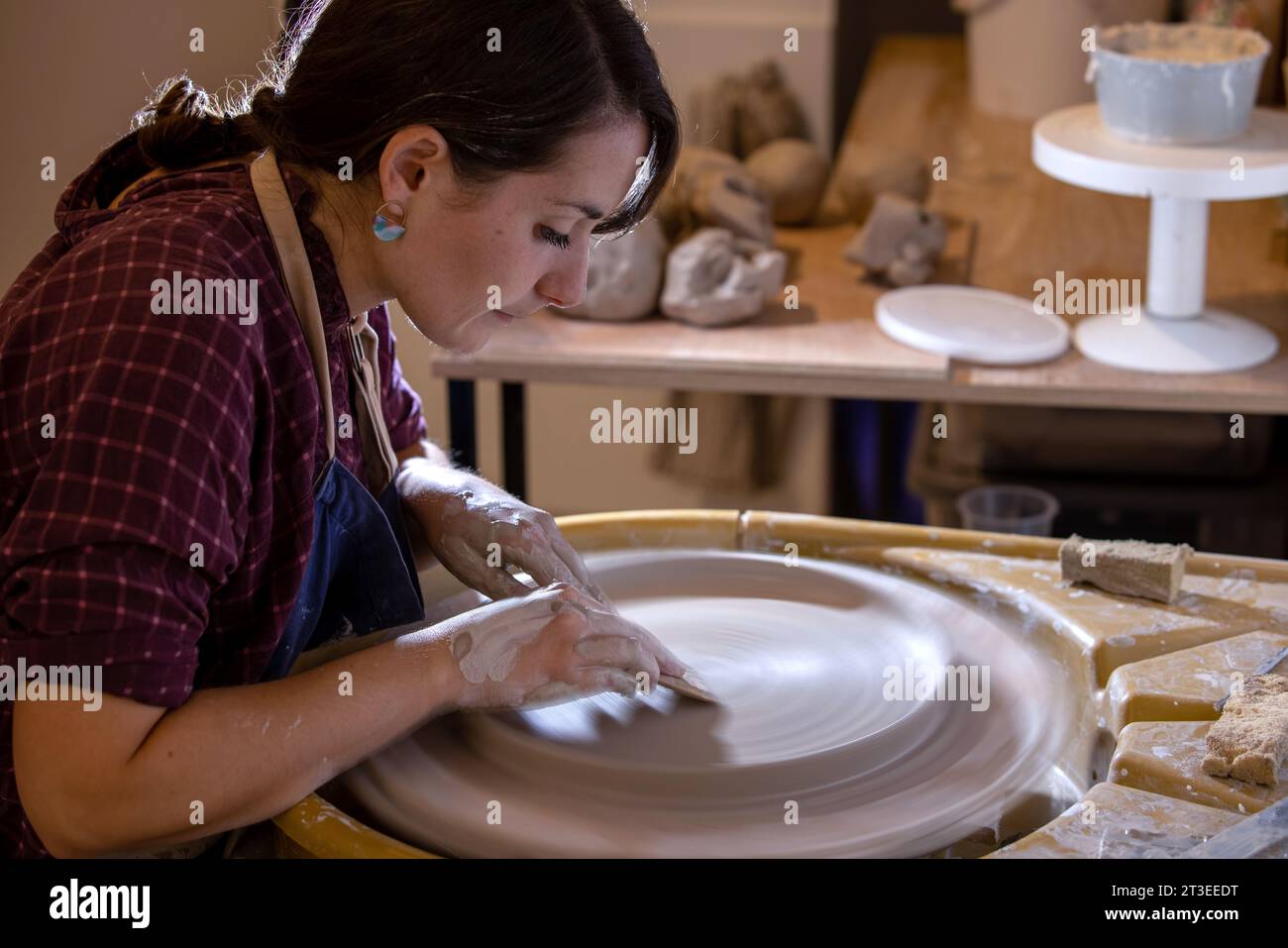 Jeune potière travaillant dans son atelier à Antibes dans le sud de la France Banque D'Images