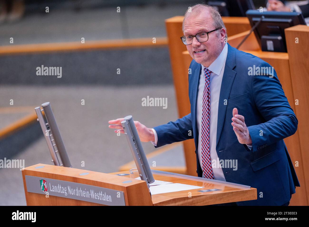 Duesseldorf, Allemagne. 25 octobre 2023. Jochen Ott (SPD), chef de groupe parlementaire du SPD, prend la parole devant le Parlement de l'Etat après une minute de silence pour Israël. Crédit : Rolf Vennenbernd/dpa/Alamy Live News Banque D'Images