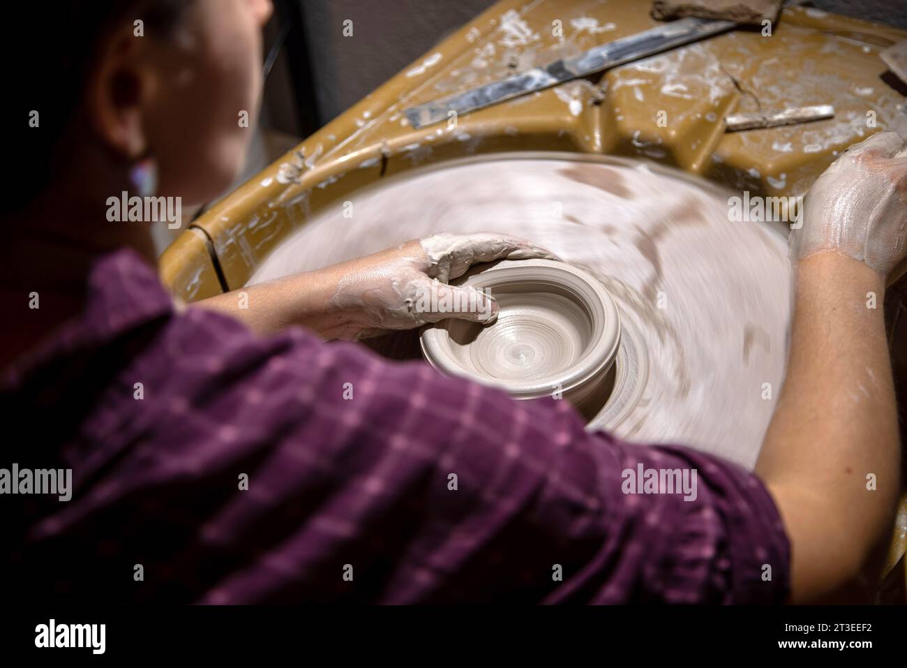 Jeune potière travaillant dans son atelier à Antibes dans le sud de la France Banque D'Images
