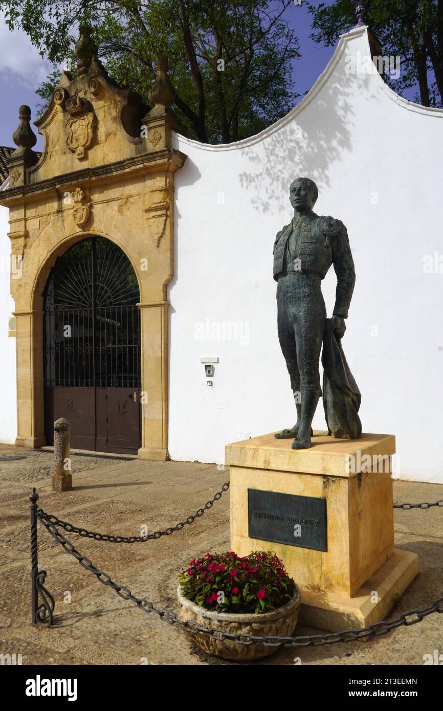 Espagne, Andalousie, Ronda : statue en bronze du matador Antonio (Cayetano) Ordonez Araujo, connu comme El Niño de la Palma, devant les arènes Banque D'Images