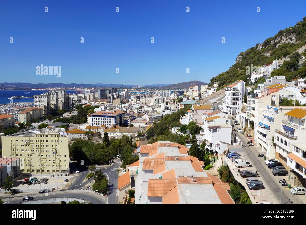 Grande-Bretagne, Gibraltar : la ville basse vue des pentes du Rocher. Sur la droite, la ville et la Marina de la Linea de la Concepcion, et t Banque D'Images