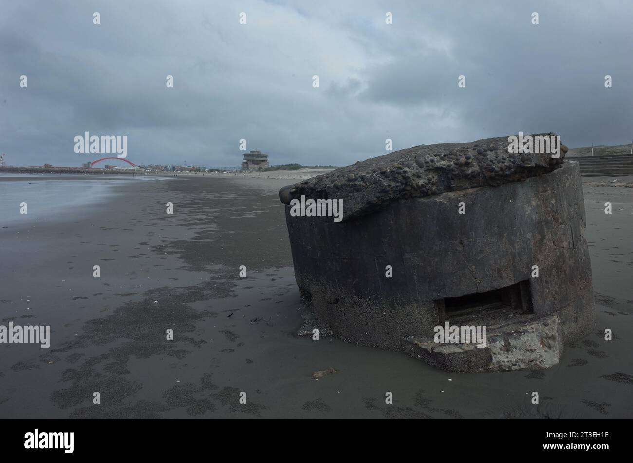 *** STRICTEMENT AUCUNE VENTE AUX MÉDIAS OU ÉDITEURS FRANÇAIS - DROITS RÉSERVÉS ***09 octobre 2023 - Zhuwei, Taiwan : vue sur les grandes plages au nord de Taipei, qui sont considérées par les experts militaires comme une cible de choix pour un débarquement militaire chinois s'ils décidaient d'envahir. Cette plage, située à seulement quelques kilomètres du plus grand aéroport international de l'île, et à environ 40 kilomètres du centre de Taipei, est l'une des soi-disant «plages rouges» au centre de la stratégie de défense de Taiwan. Banque D'Images