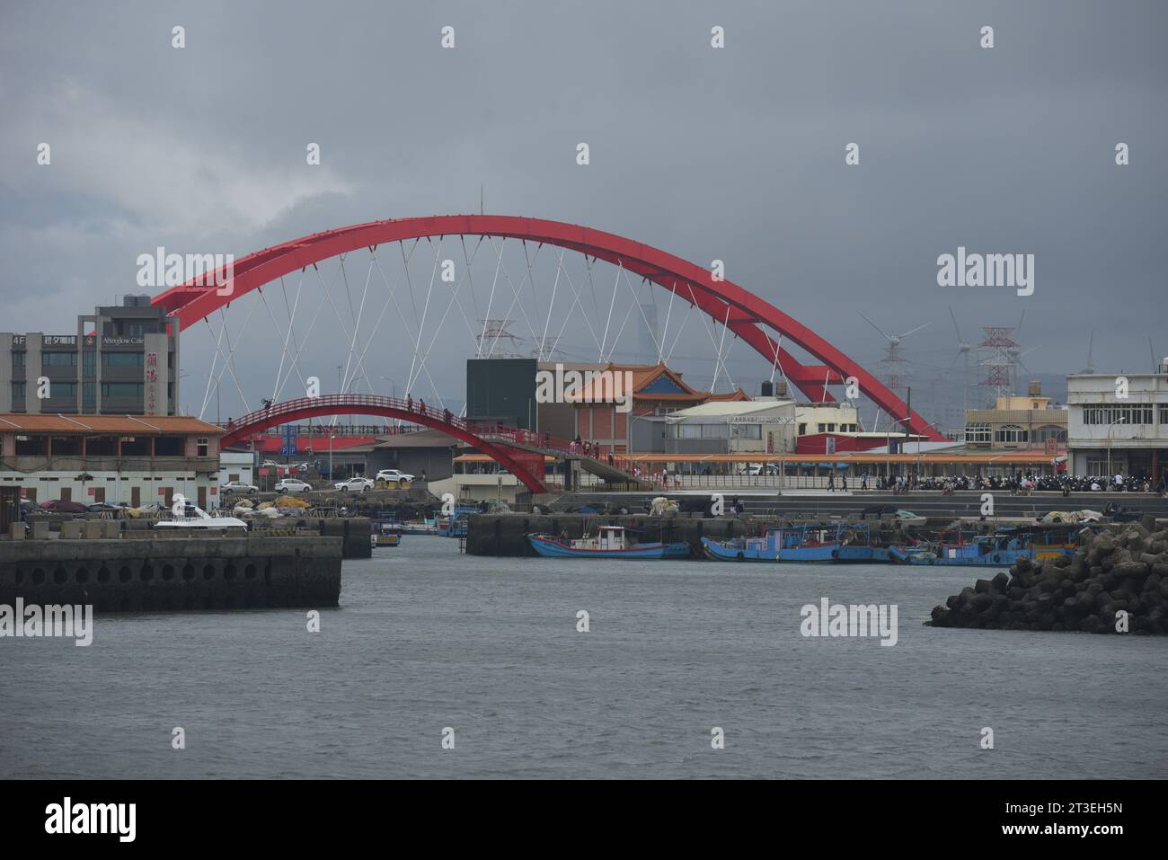 *** STRICTEMENT AUCUNE VENTE AUX MÉDIAS OU ÉDITEURS FRANÇAIS - DROITS RÉSERVÉS ***09 OCTOBRE 2023 - ZHUWEI, TAÏWAN: vue sur le port de pêche de Zhuwei, un petit port situé à côté des grandes plages au nord de Taipei, qui sont considérées par les experts militaires comme une cible de choix pour un débarquement chinois s’ils décidaient d’envahir. Ces plages, situées à seulement quelques kilomètres du plus grand aéroport international de l'île, et à environ 40 kilomètres du centre de Taipei, font partie des soi-disant «plages rouges» au centre de la stratégie de défense de Taïwan. Banque D'Images