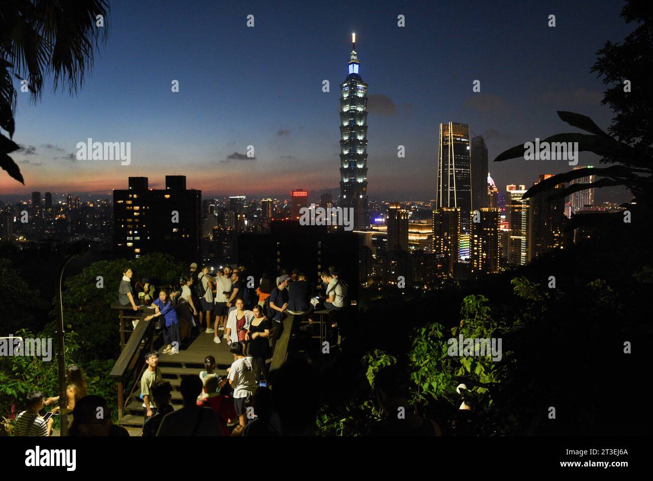 *** STRICTEMENT AUCUNE VENTE AUX MÉDIAS OU ÉDITEURS FRANÇAIS - DROITS RÉSERVÉS ***30 septembre 2023 - Taipei, Taiwan : vue au crépuscule sur la ligne d'horizon de la capitale taïwanaise, y compris l'emblématique tour Taipei 101 et plusieurs autres gratte-ciel, vu de la montagne de l'éléphant. Banque D'Images