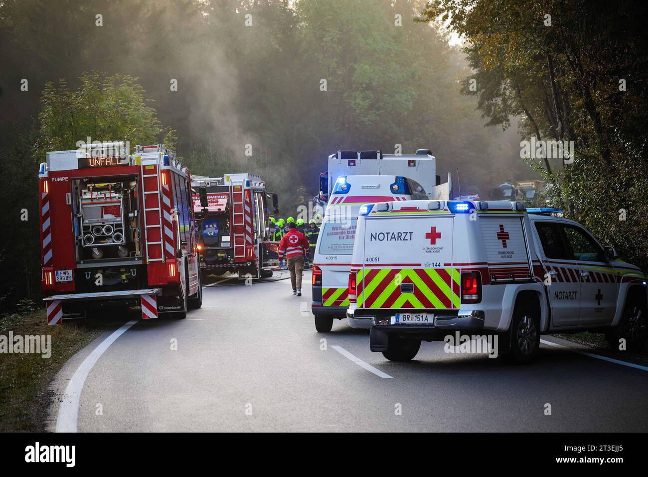 23.10.2023, Burgkirchen, AUT, Unterwegs in der Oberösterreich, Themenbild, Verschiedene Themenbilder, Symbolbild, Unfall, Unfallstelle, im Bild Einsatzkräfte, Feuerwehr, Rettung, Polizei, Notarzt, *** 23 10 2023, Burgkirchen, AUT, sur la route en haute-Autriche, image de thème, images de thème diverses, image de symbole, accident, scène d'accident, dans l'image forces d'urgence, service d'incendie, sauvetage, police, médecin d'urgence, Banque D'Images