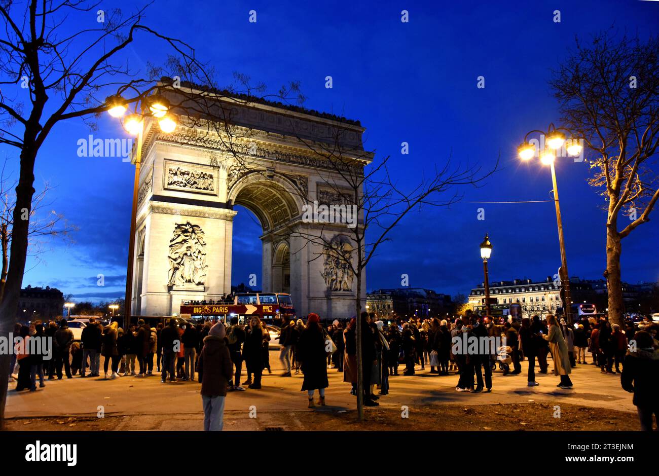 Paris (France) : l’Arc de Triomphe sur la place de Charles de Gaulle vue du 8e arrondissement. Le buildin Banque D'Images