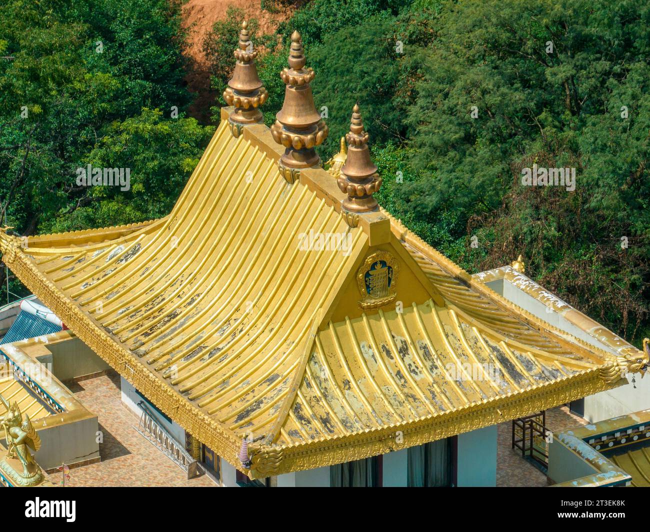 Vue aérienne du monastère Azom à Dakshinkali, Népal. Il est situé près de Guru Rinpoché Statue. C'est l'un des meilleurs endroits à visiter près de Katmandou Banque D'Images