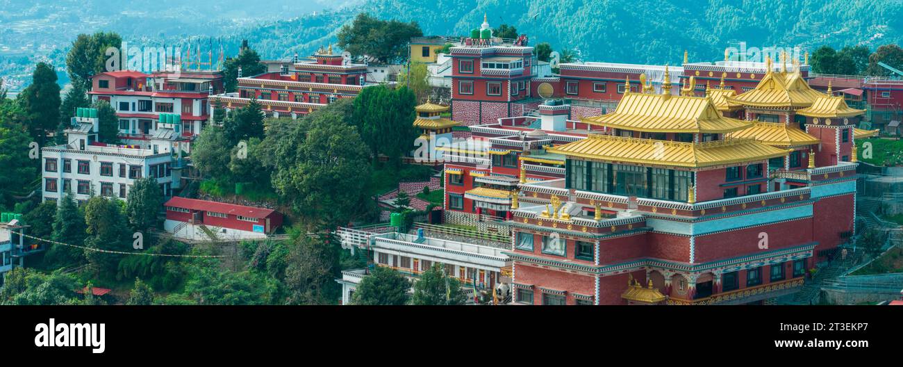 Vue aérienne du monastère de Thrangu Tashi Yangtse ou monastère de Bouddha Namo est un monastère bouddhiste tibétain, près de Katmandou, au Népal Banque D'Images