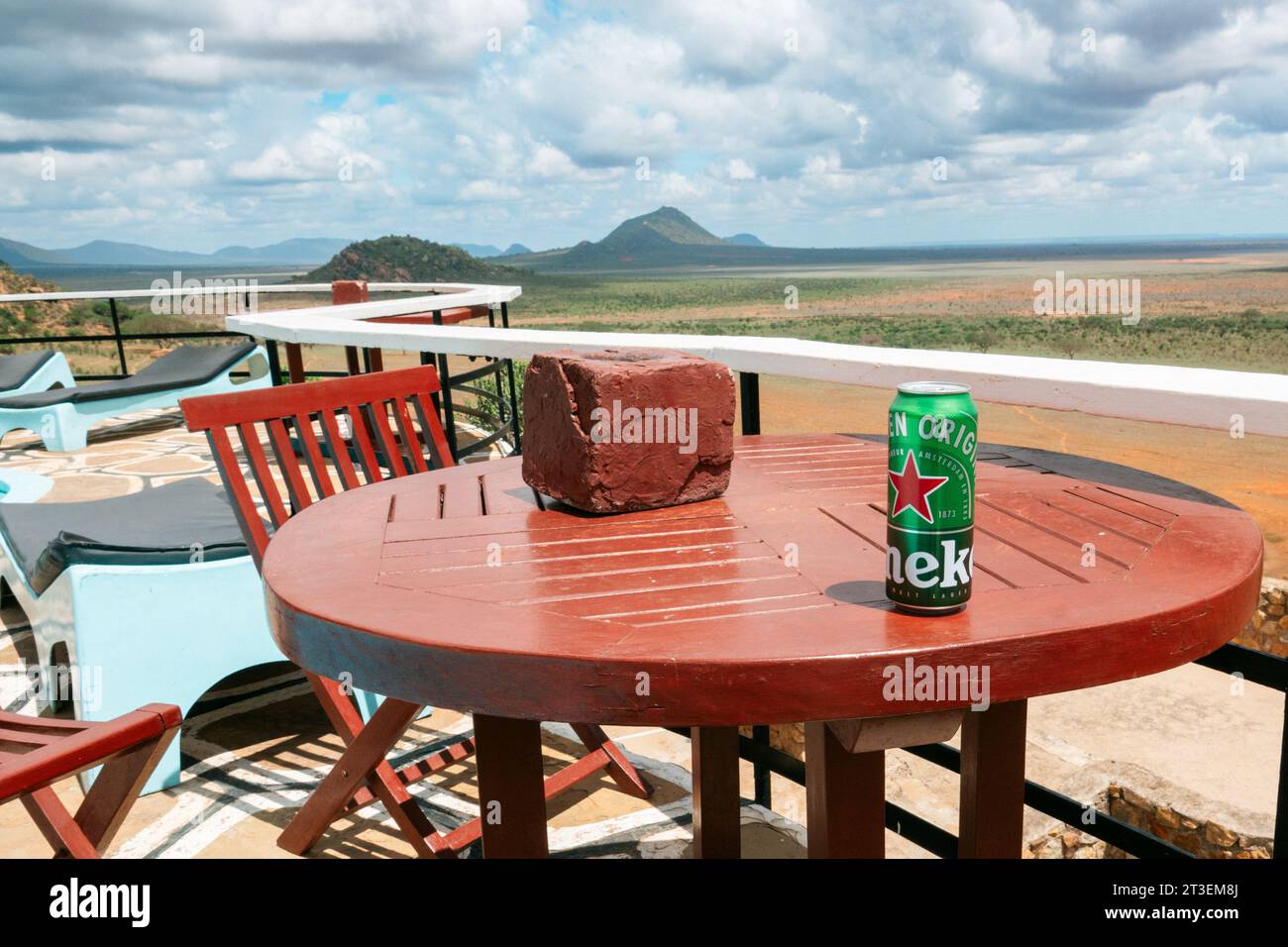 Une canette de bière Heineken assis sur une table à côté d'une piscine à un belvédère pittoresque au parc national de Tsavo East, au Kenya Banque D'Images