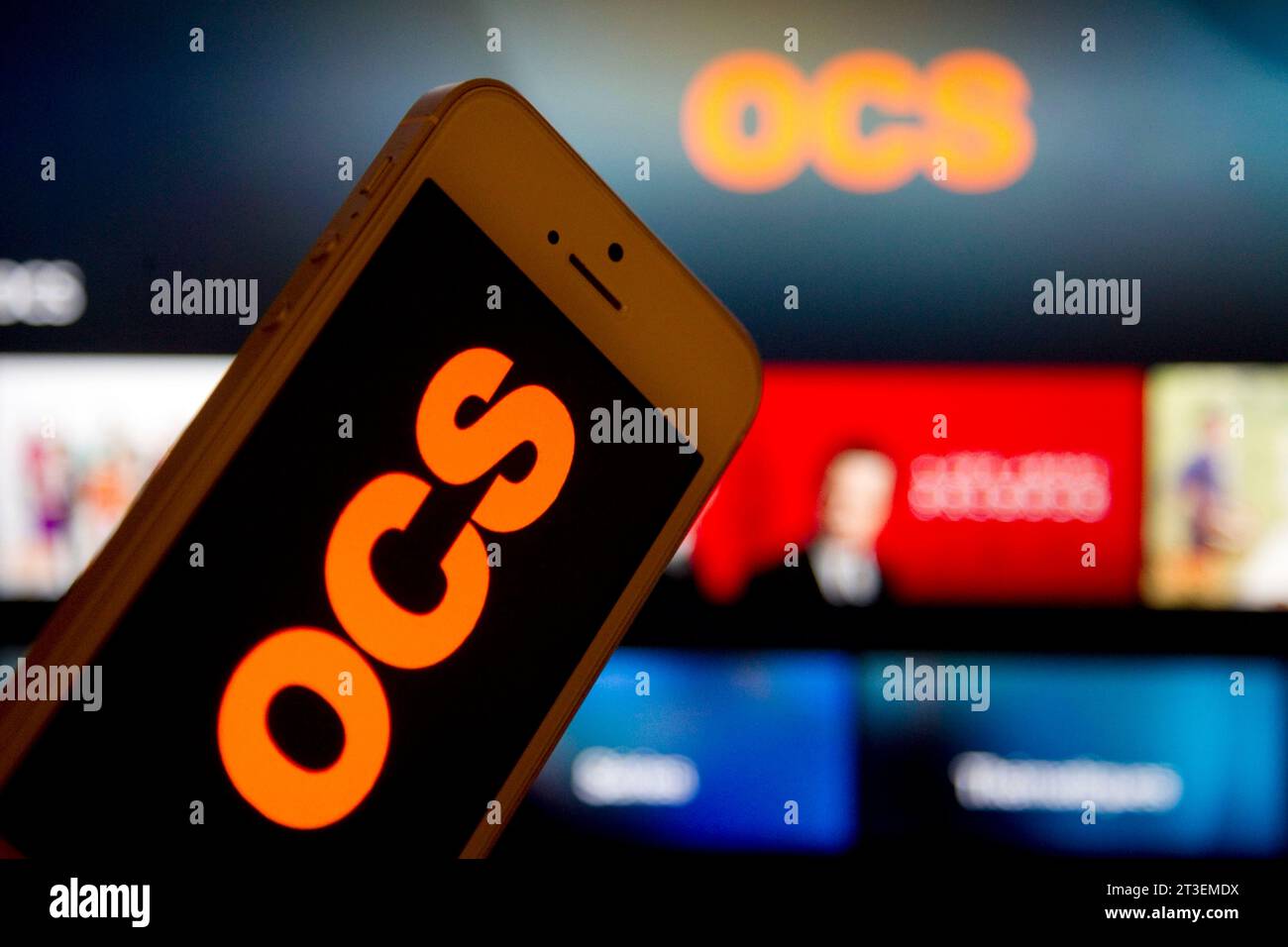Le groupe Canal+ acquiert OCS, le bouquet de chaînes payantes de l'opérateur de télécommunications Orange. Illustration OCS, smartphone avec le logo OCS et le O Banque D'Images