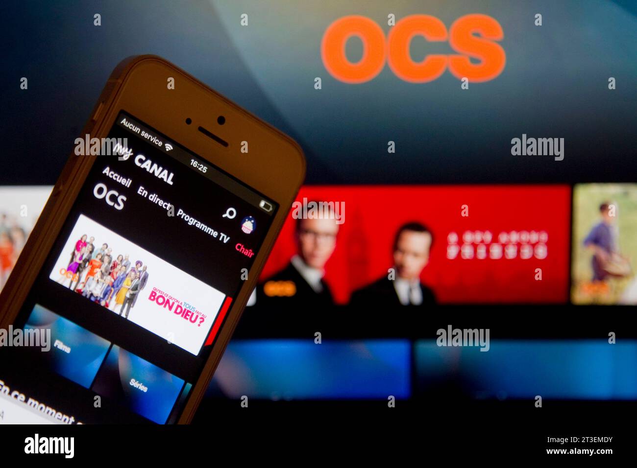 Le groupe Canal+ acquiert OCS, le bouquet de chaînes payantes de l'opérateur de télécommunications Orange. Illustration OCS, smartphone avec le logo OCS sur le My Banque D'Images