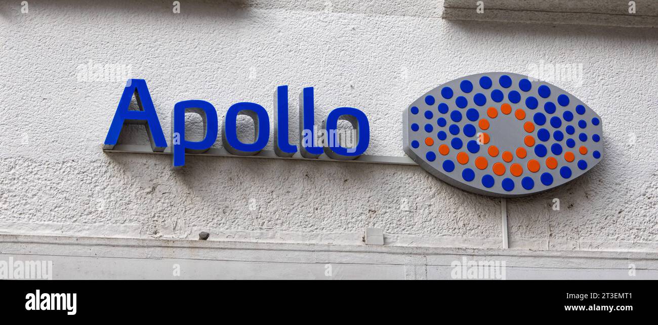 Redaktionell, Bonn im August 2023 : Schild der Brillenkette Apollo. Redaktionell, Bonn im August 2023 : Schild der Brillenkette Apollo. *** Editorial, Bonn en août 2023 signe de la chaîne de lunettes Apollo Editorial, Bonn en août 2023 signe de la chaîne de lunettes Apollo Copyright : xBEAUTIFULxSPORTS/KJPetersx crédit : Imago/Alamy Live News Banque D'Images