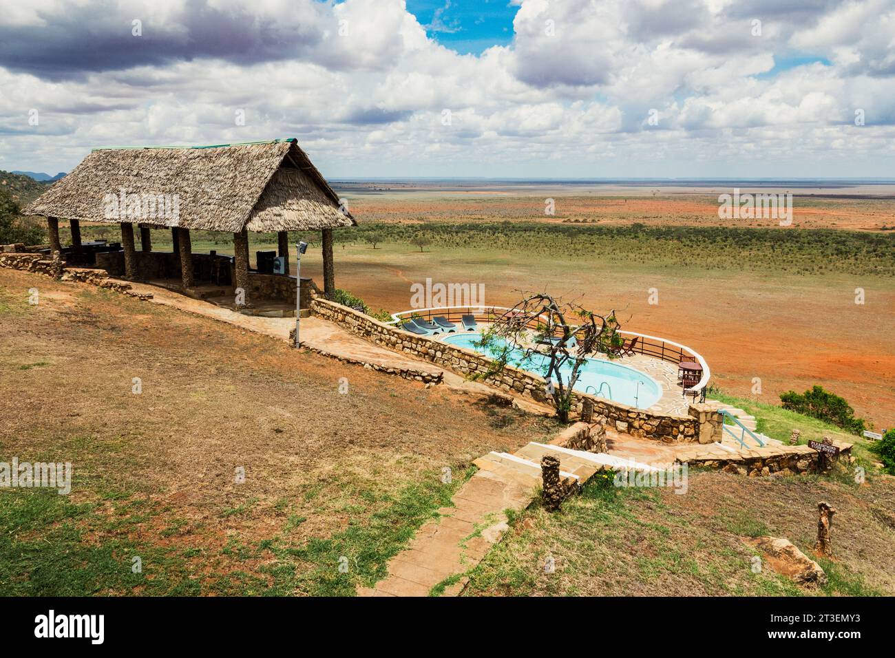 Vue panoramique de VOI Safari Lodge dans le parc national de Tsavo East au Kenya Banque D'Images