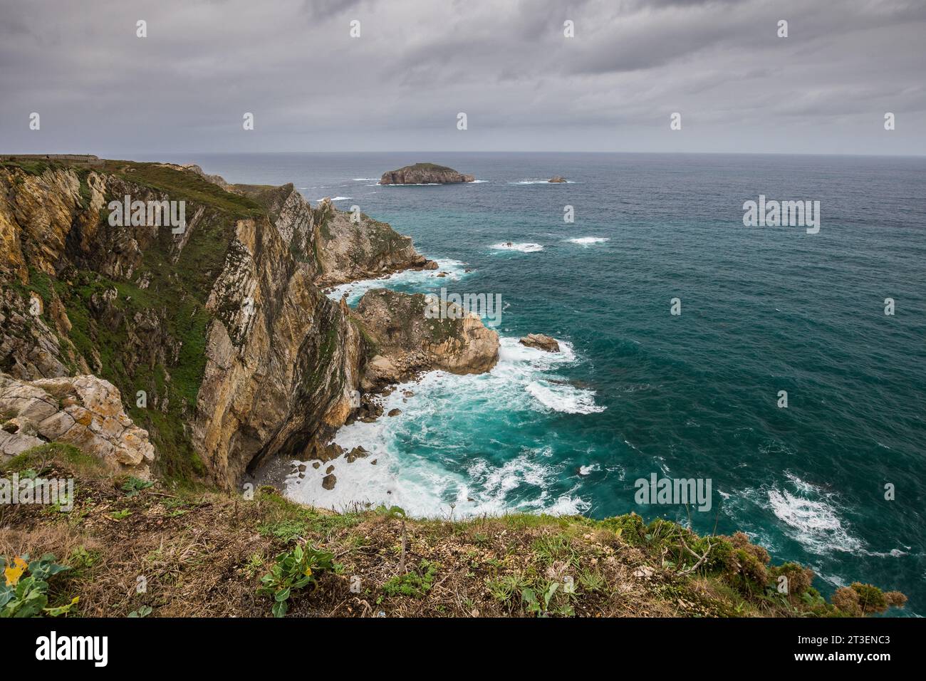 La vue sur la falaise de Cabo de Peña avec les vagues de la mer Banque D'Images