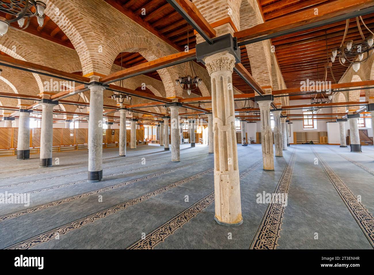 Konya, Turquie - août 5,2023 : mosquée Alaeddin Keykubad, construite sous le règne du sultan Alaeddin Keykubad I au 13e siècle. Avec colonnes en marbre de Banque D'Images