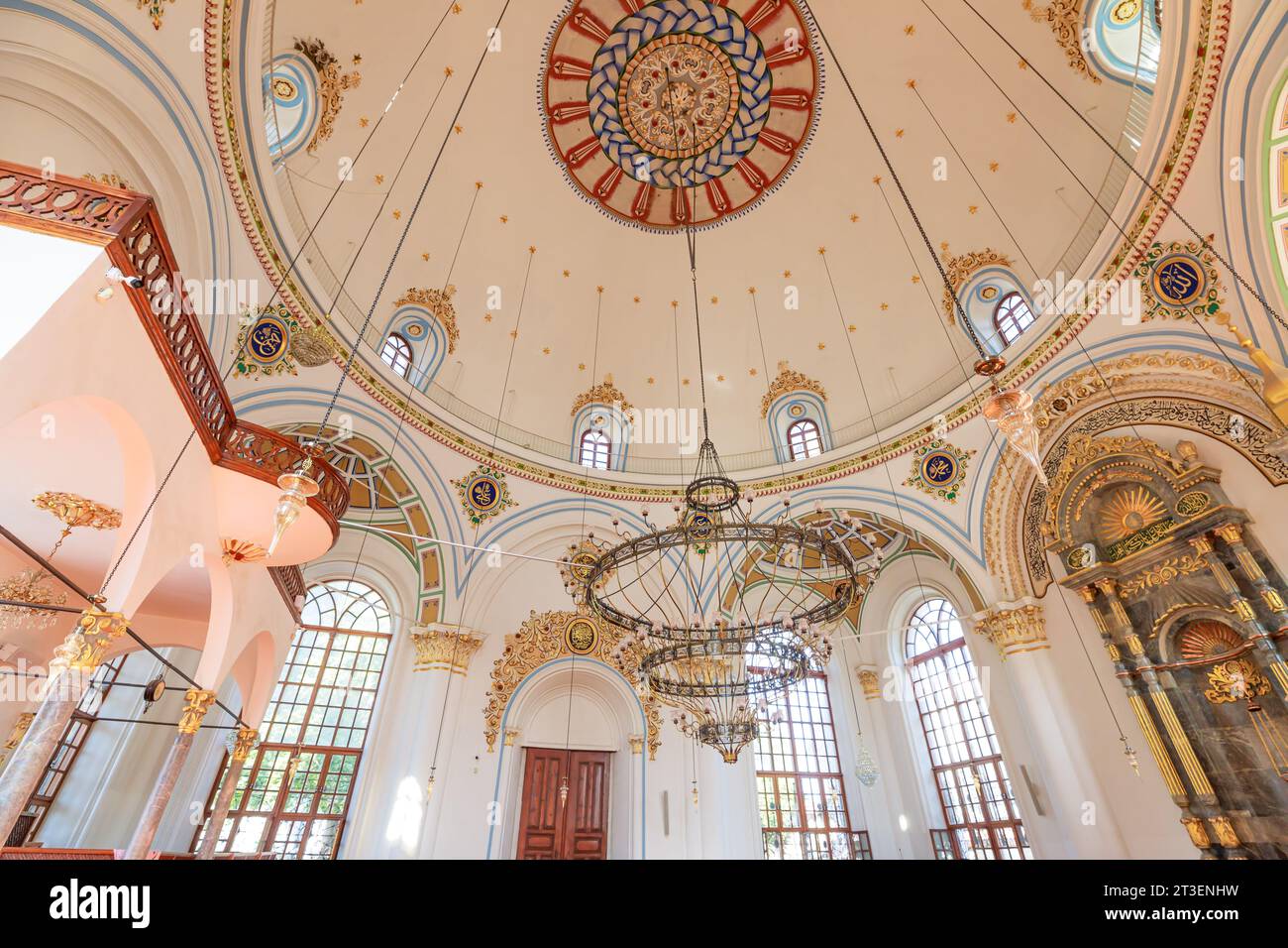 Konya, Turquie - août 5,2023 : Mosquée Aziziye, interiori est un magnifique chef-d'œuvre architectural, riche patrimoine culturel et religieux. Superbe ottoman Banque D'Images
