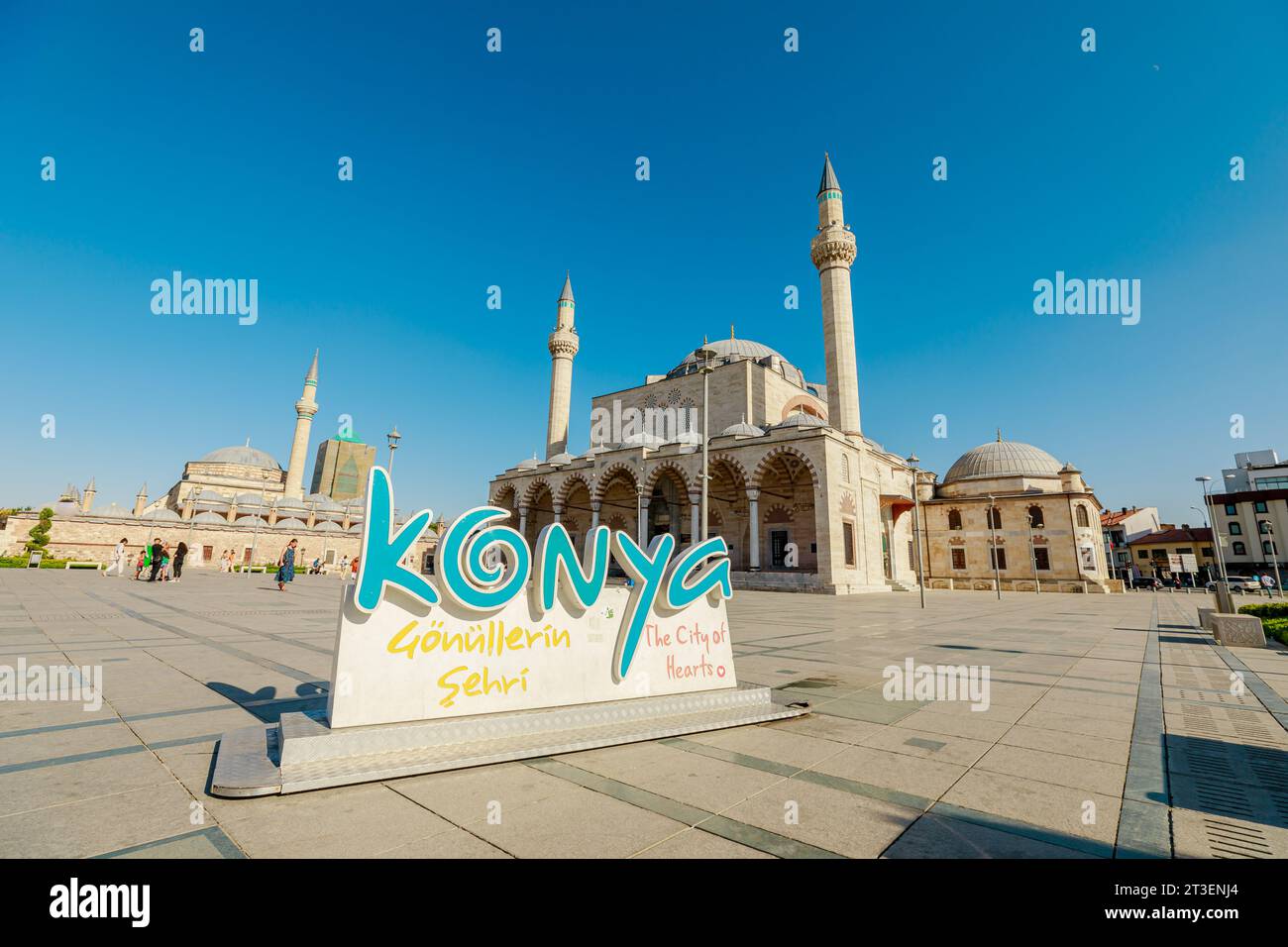 Konya, Turquie - août 9,2023 : l'extérieur de la mosquée Selimiye met en valeur le style architectural ottoman classique, avec des dômes gracieux et imposants Banque D'Images