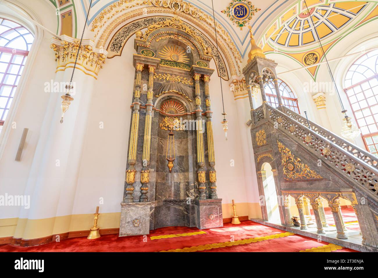 Konya, Turquie - août 5,2023 : intérieur de la mosquée Aziziye, splendide merveille architecturale, incarnant un profond héritage culturel et religieux. ITS Banque D'Images