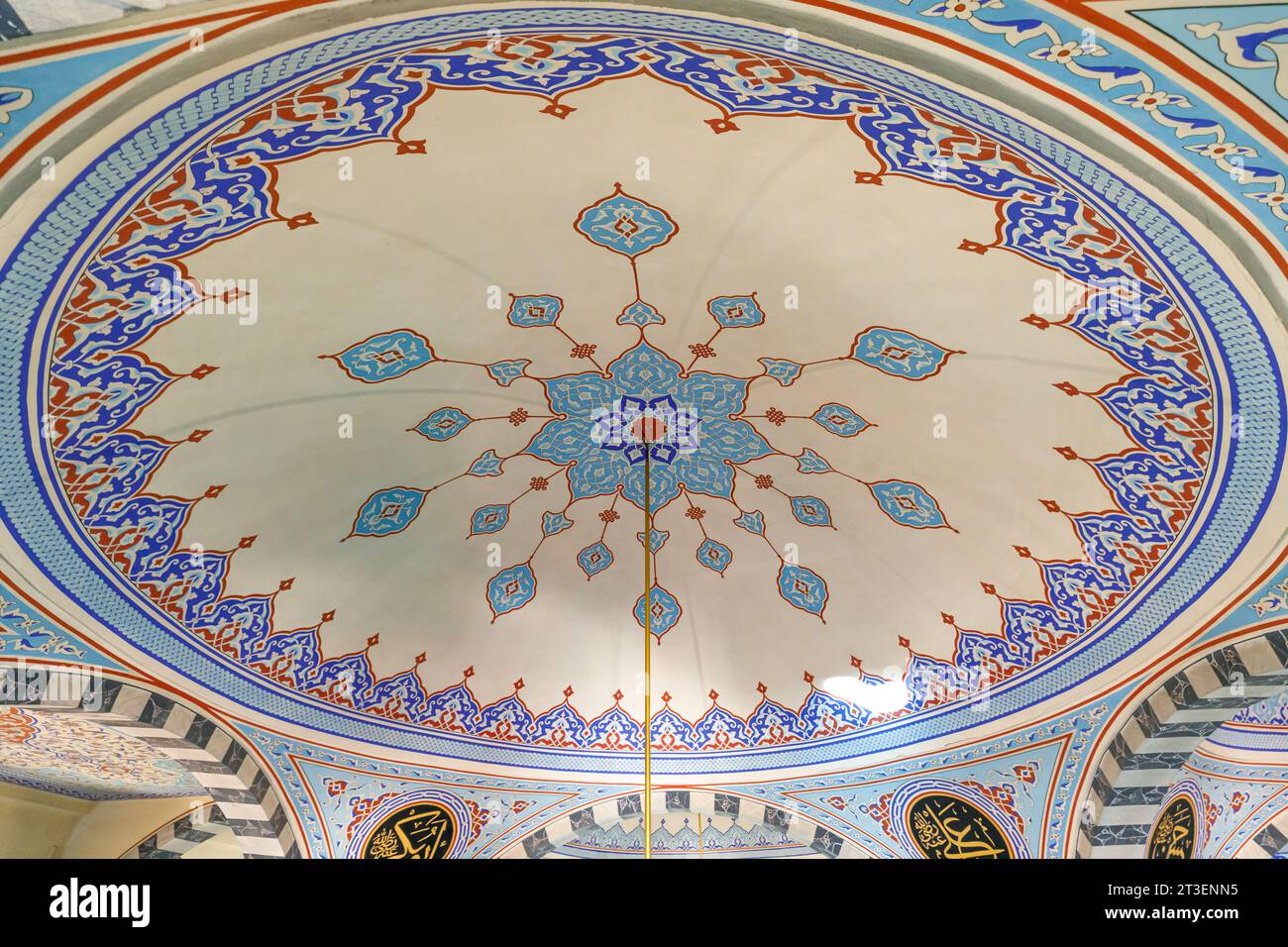 Konya, Turquie - août 5,2023 : le plafond de la mosquée Kapu Camii à Konya, Turquie, est une merveille de l'art islamique. Subtilement orné de géométrique Banque D'Images