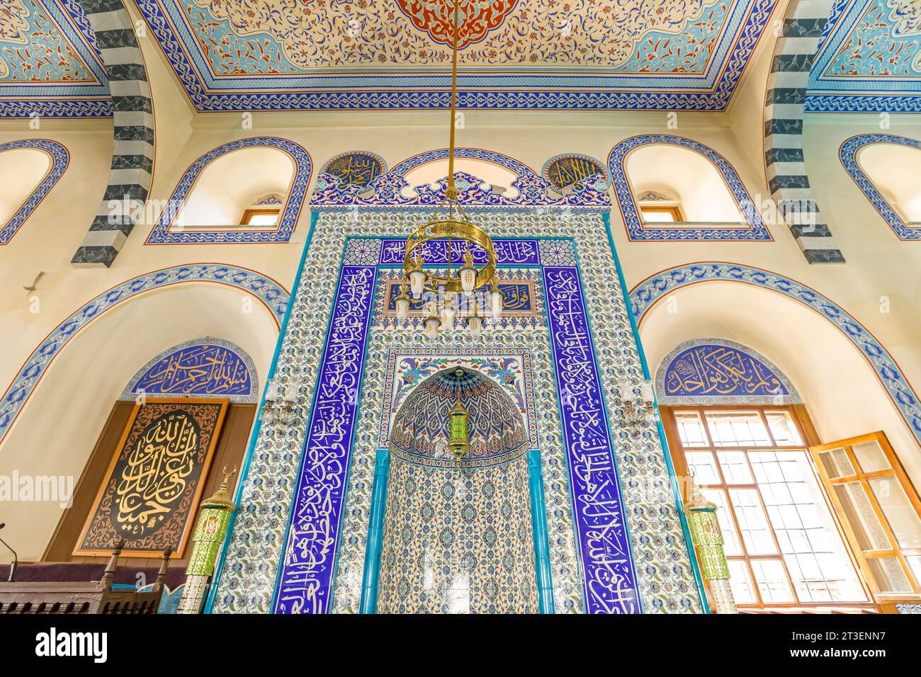 Konya, Turquie - août 5,2023 : le mihrab de la mosquée Kapu Camii est un chef-d'œuvre de l'art islamique. Orné de motifs complexes et de calligraphie arabe Banque D'Images