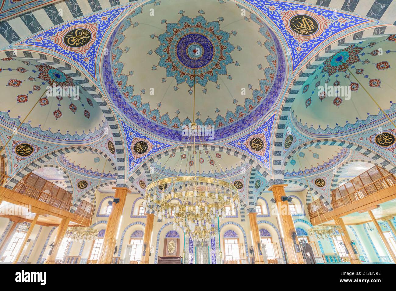 Konya, Turquie - août 5,2023 : plafond de la mosquée Kapu Camii à Konya, crée une ambiance à couper le souffle, reflétant le riche patrimoine culturel de la mosquée Banque D'Images