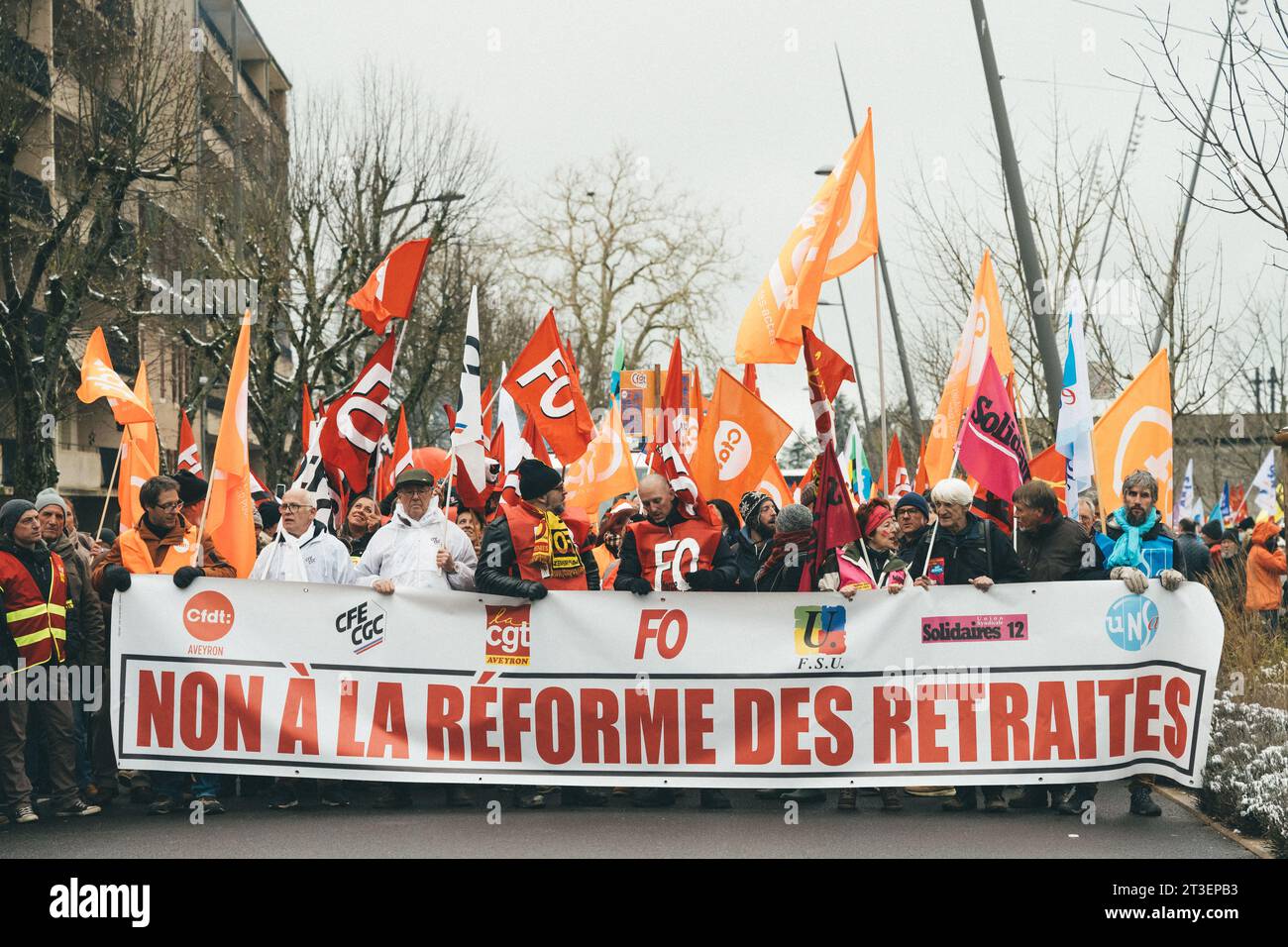 Rodez (sud de la France) : manifestation unitaire, journée de protestation contre la réforme des retraites et des retraites le 19 janvier 2023. La procession de démo Banque D'Images