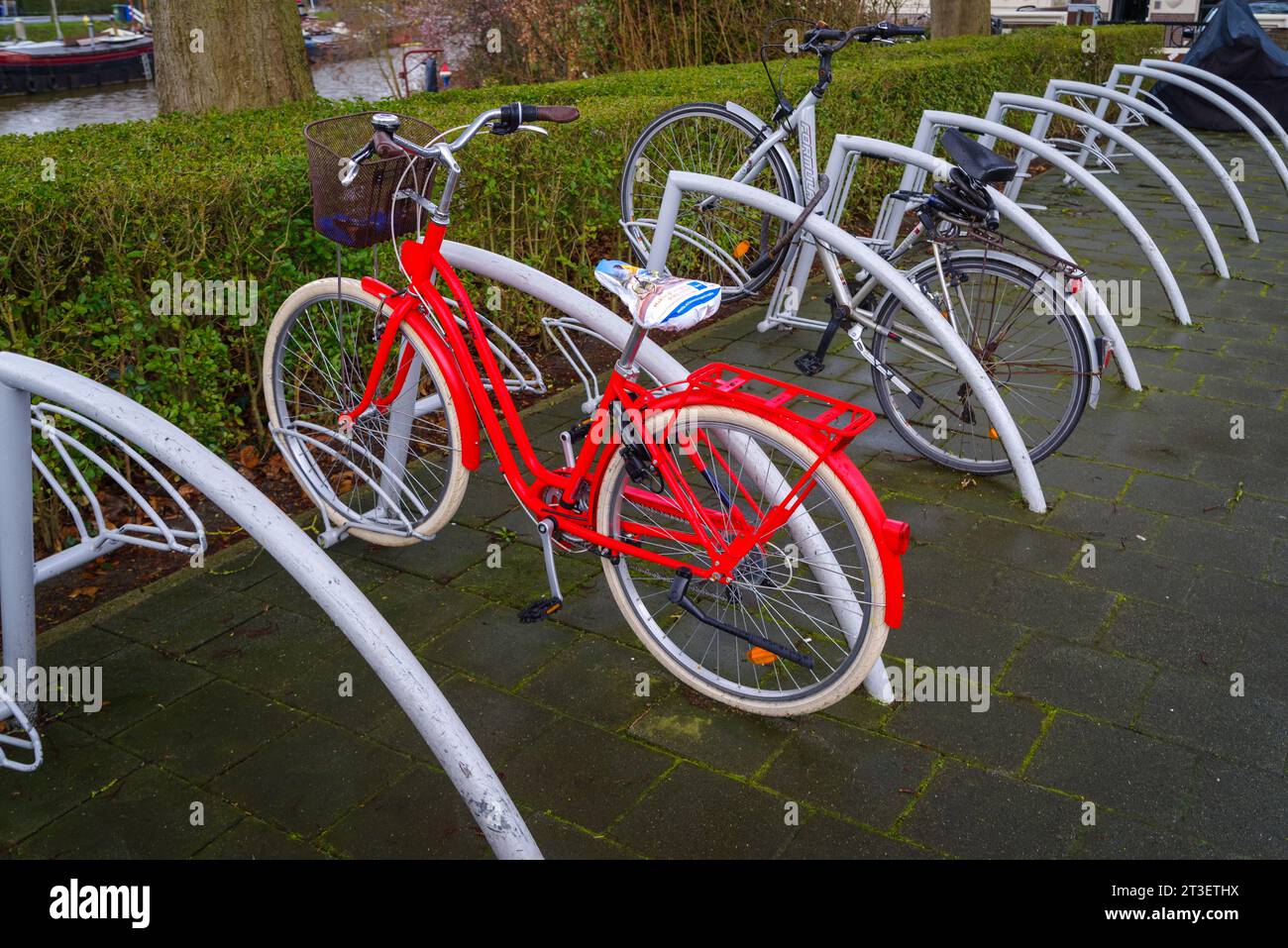 ZWOLLE, PAYS-BAS - 14 MARS 2021 : remarquable vélo rouge garé dans un hangar à vélos Banque D'Images