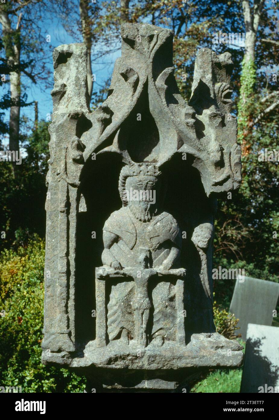 Une Trinité sur la face se d'une croix de lanterne du début du C15ème (c 1420) près du porche de l'église St Nicholas, St Mawgan-in-Pydar, Cornouailles, Angleterre, Royaume-Uni. Banque D'Images