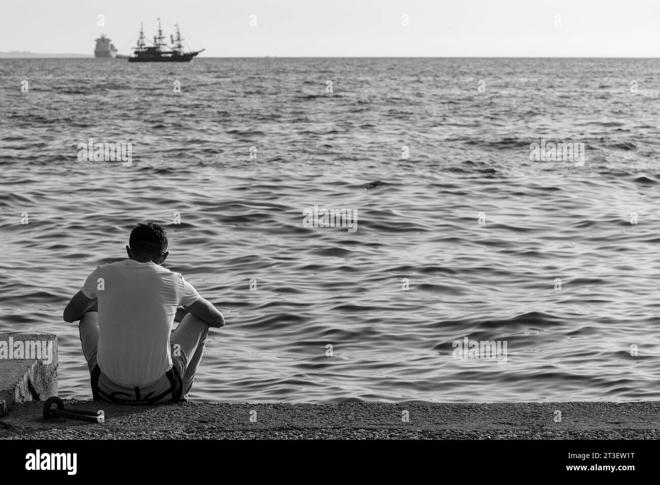 Thessalonique, Grèce - 22 septembre 2023 : vue d'une personne assise en face de la mer Égée sur la promenade de Thessalonique Grèce Banque D'Images