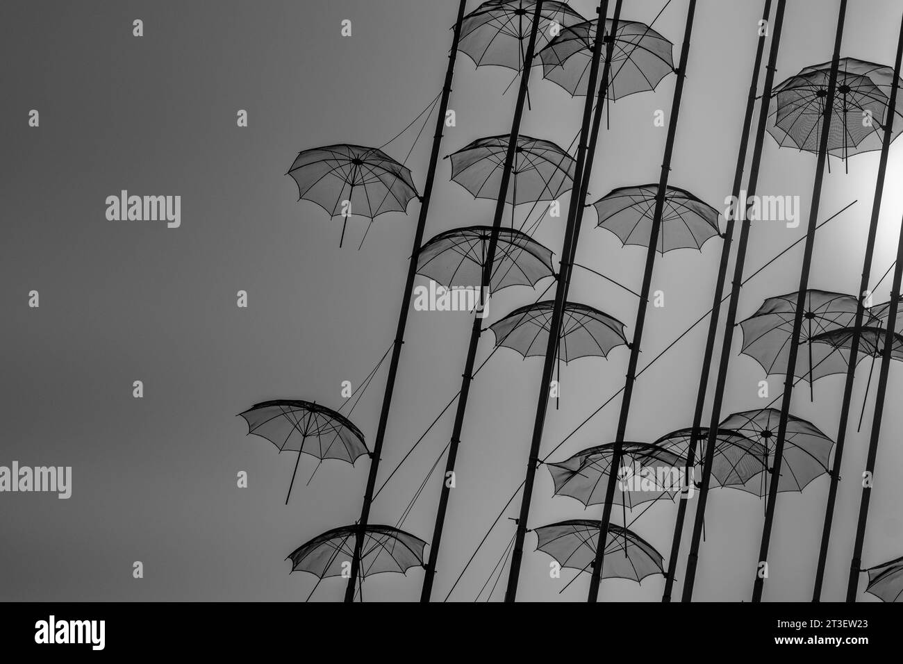 Thessalonique, Grèce - 22 septembre 2023 : vue de la célèbre attraction, les parapluies, une œuvre d'art à Thessalonique en Grèce en noir et blanc Banque D'Images