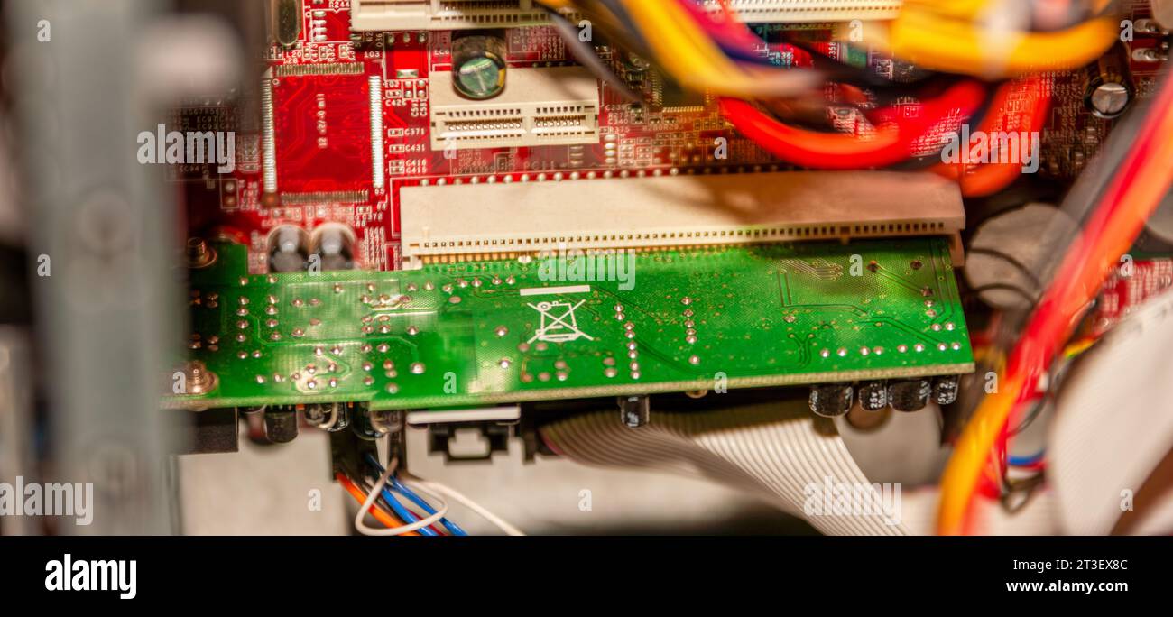 réparations de l'ordinateur, composants internes sur la carte mère, emplacement pci avec carte réseau Banque D'Images