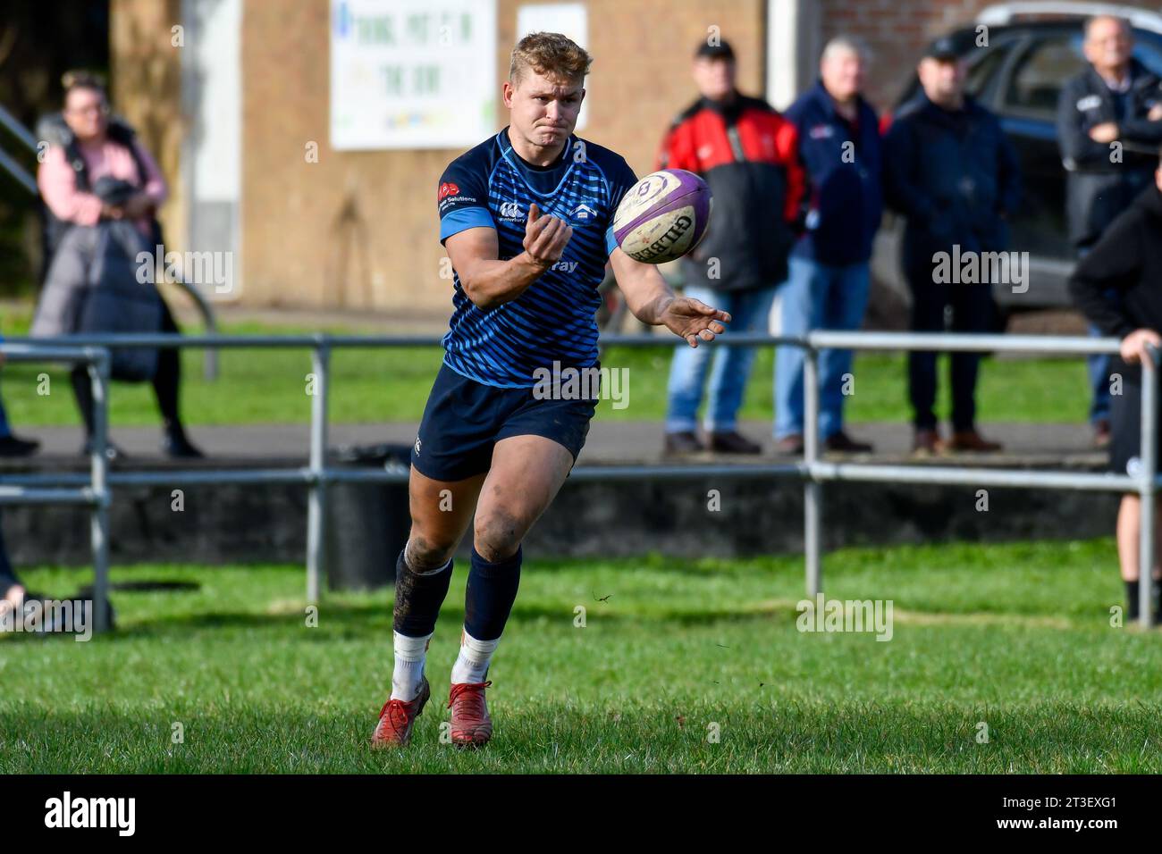 Trebanos, pays de Galles. 21 octobre 2023. Josh Ferriman de Trebanos passe le ballon lors du match WRU Admiral Championship West entre Trebanos et Maesteg Quins au Park de Trebanos, pays de Galles, Royaume-Uni, le 21 octobre 2023. Crédit : Duncan Thomas/Majestic Media. Banque D'Images