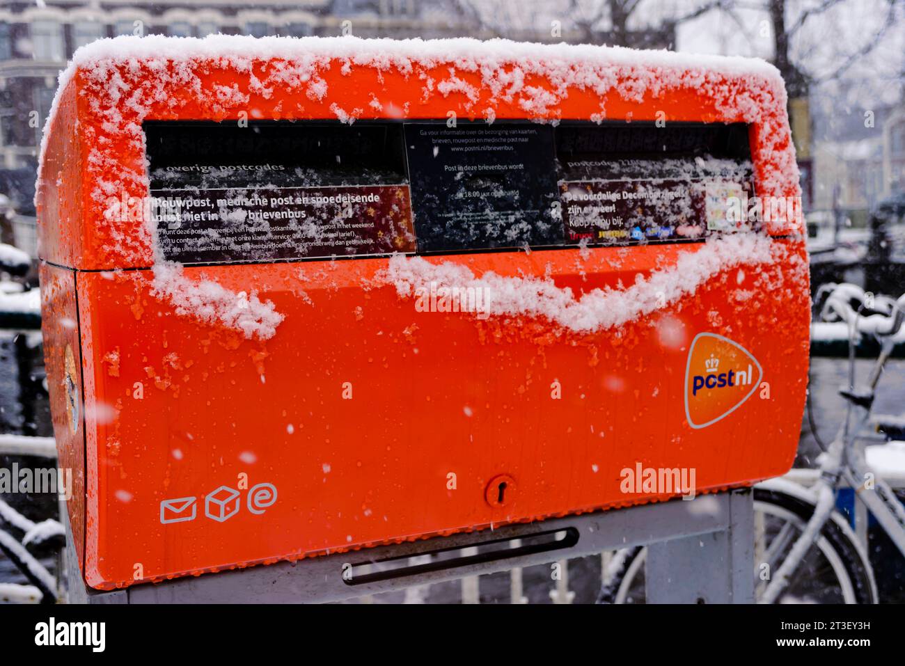 Leiden, pays-Bas, 10 décembre 2017 : image de la boîte aux lettres orange appartenant à la poste NL, Holland post service sous la neige Banque D'Images