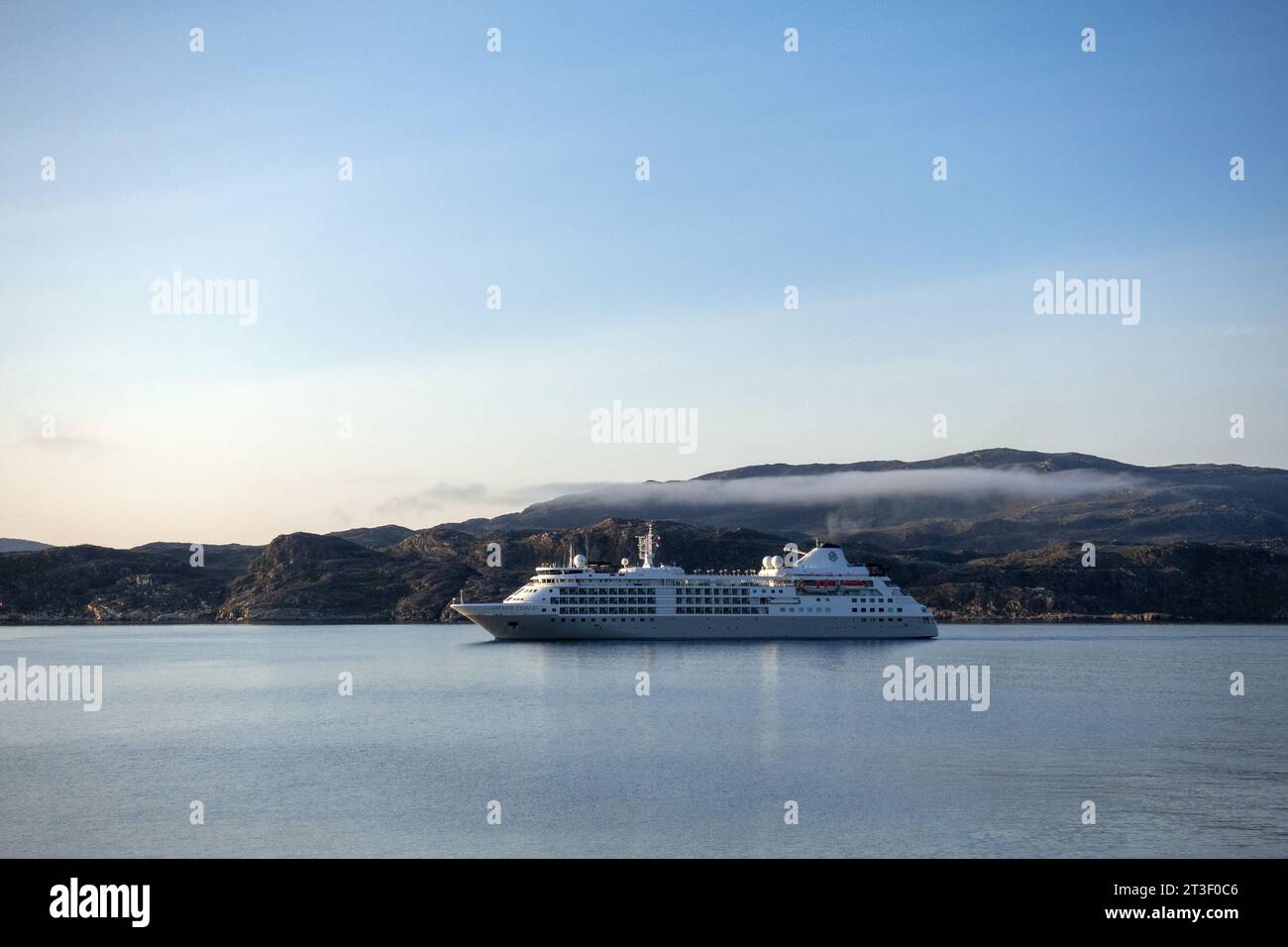 Silver Cloud Cruise Ship appartenant à Silversea Cruises petit yacht à moteur de luxe amarré tôt le matin dans la ville de Qaqortoq Groenland, photo stock Banque D'Images