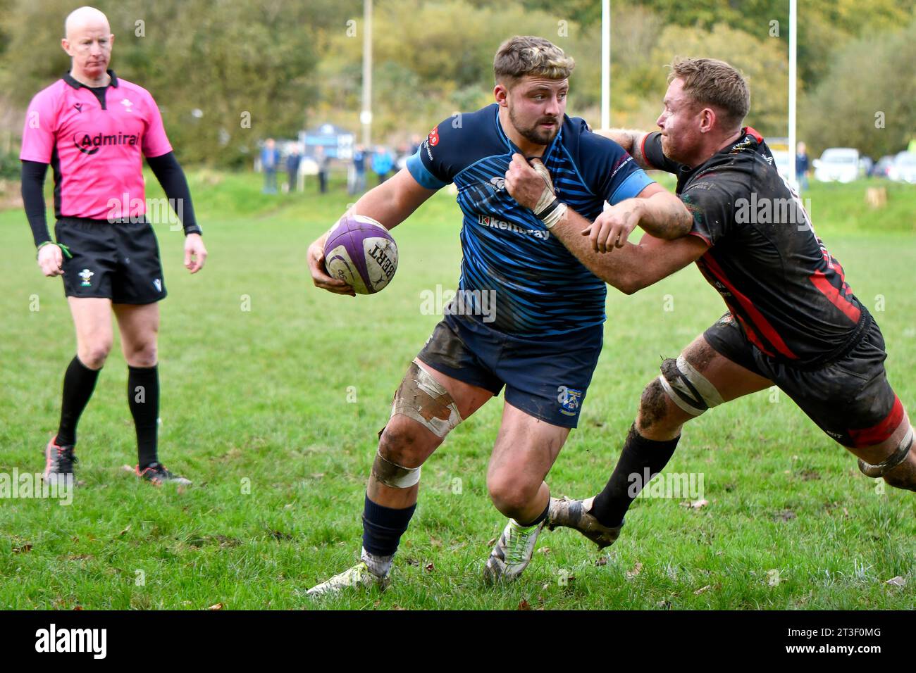 Trebanos, pays de Galles. 21 octobre 2023. Andrew Healy de Maesteg Quins (à droite) affronte Rhys Harris de Trebanos lors du match WRU Admiral Championship West entre Trebanos et Maesteg Quins au Park de Trebanos, pays de Galles, Royaume-Uni, le 21 octobre 2023. Crédit : Duncan Thomas/Majestic Media. Banque D'Images