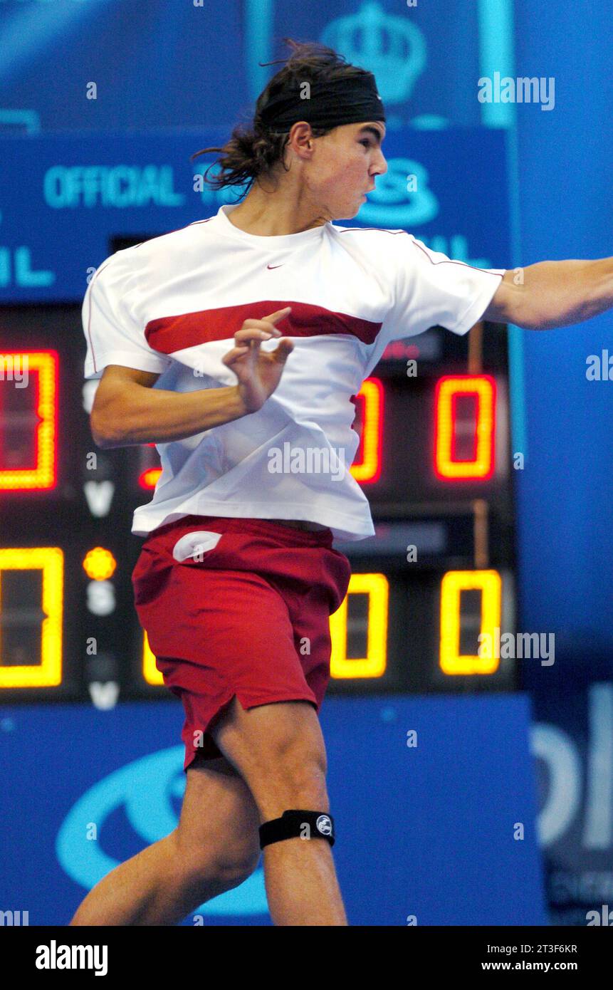 Milan Italie 2004-02-11, Rafael Nadal lors d'un match du Milan Indoor 2004 du circuit ATP Tour 2004 au Palalido Banque D'Images