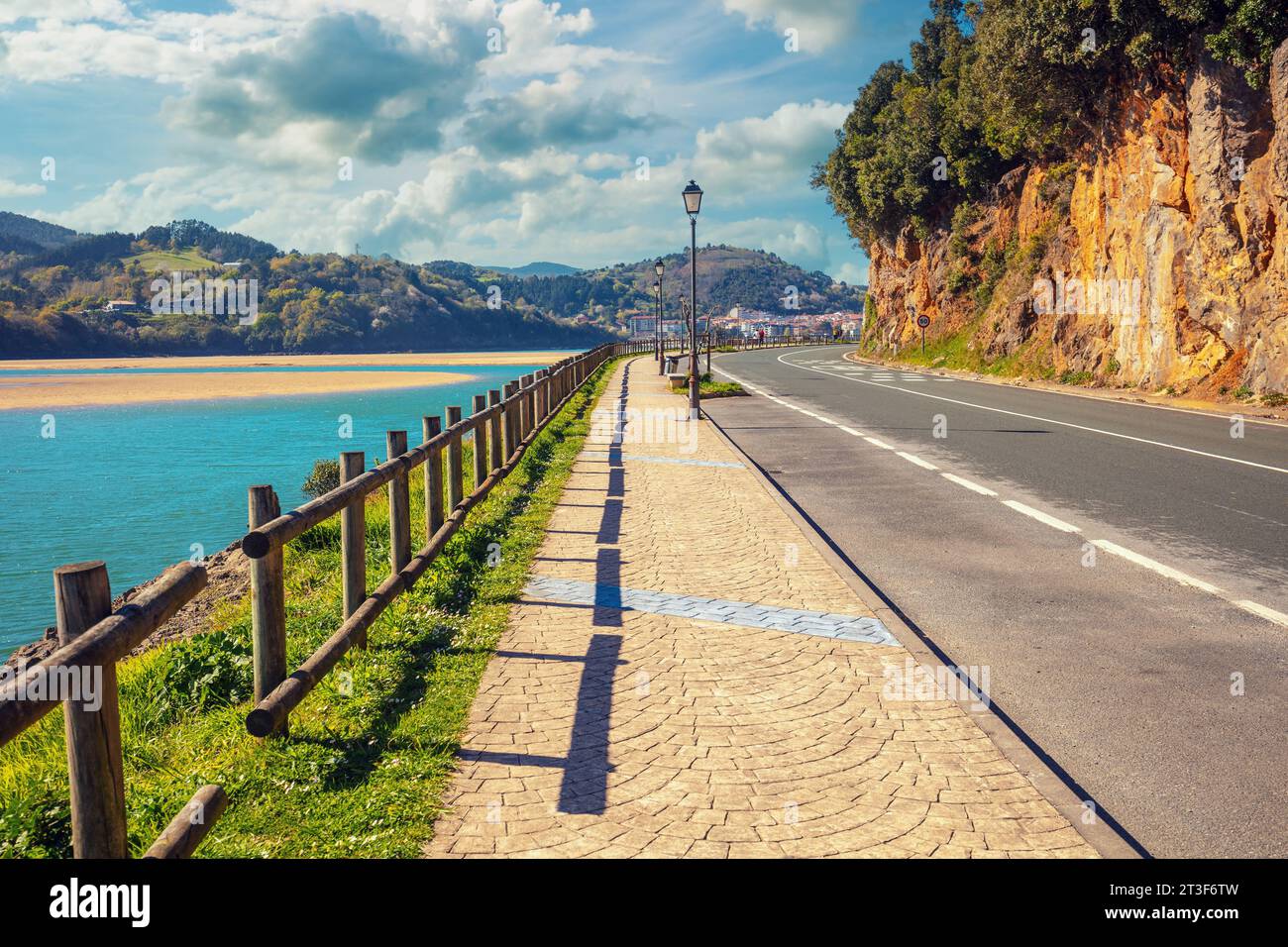 Remblai à Ibarrangelu près de la plage de Laidu, pays Basque, nord de l'Espagne Banque D'Images