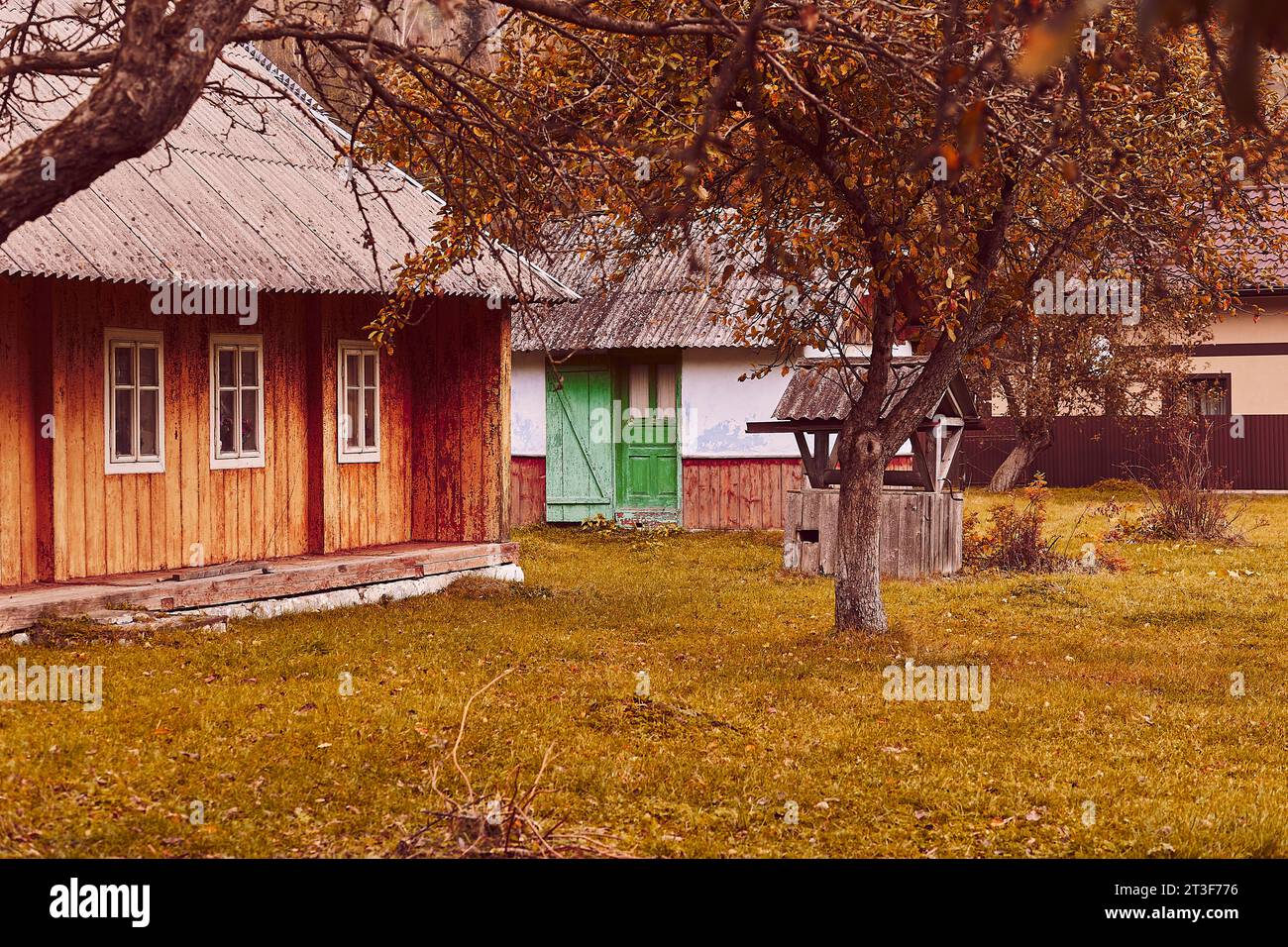 Kryvorivnia, Verkhovyna, octobre 19 - fond rustique d'automne, atmosphère ukrainian maisons rustiques dans le style gutsul. Banque D'Images