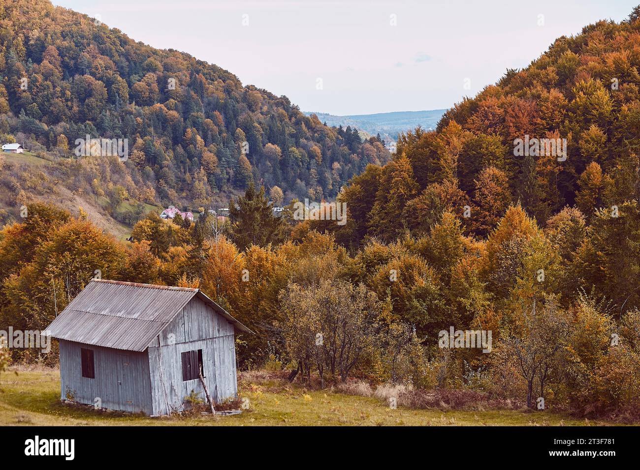 Kryvorivnia, Verkhovyna, octobre 19 - fond rustique d'automne, atmosphère ukrainian maisons rustiques dans le style gutsul. Banque D'Images