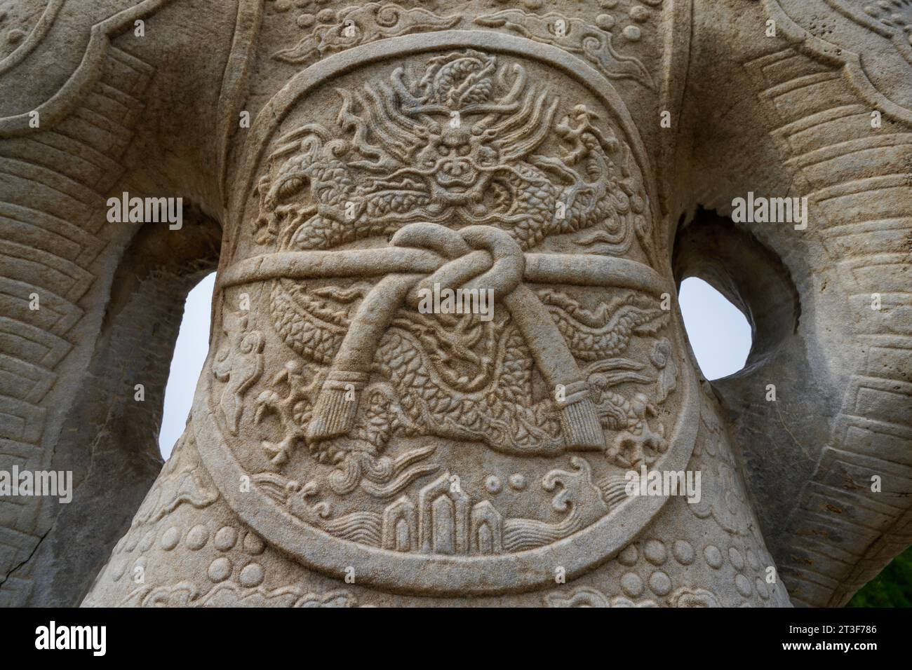 La texture de l'armure de la statue en pierre se trouve dans les tombes orientales de la dynastie Qing, dans le nord de la Chine Banque D'Images