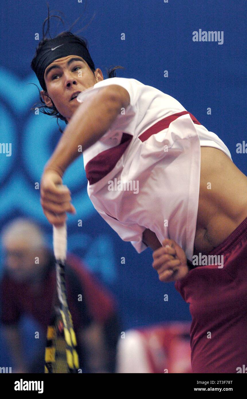 Milan Italie 2004-02-11, Rafael Nadal lors d'un match du Milan Indoor 2004 du circuit ATP Tour 2004 au Palalido Banque D'Images