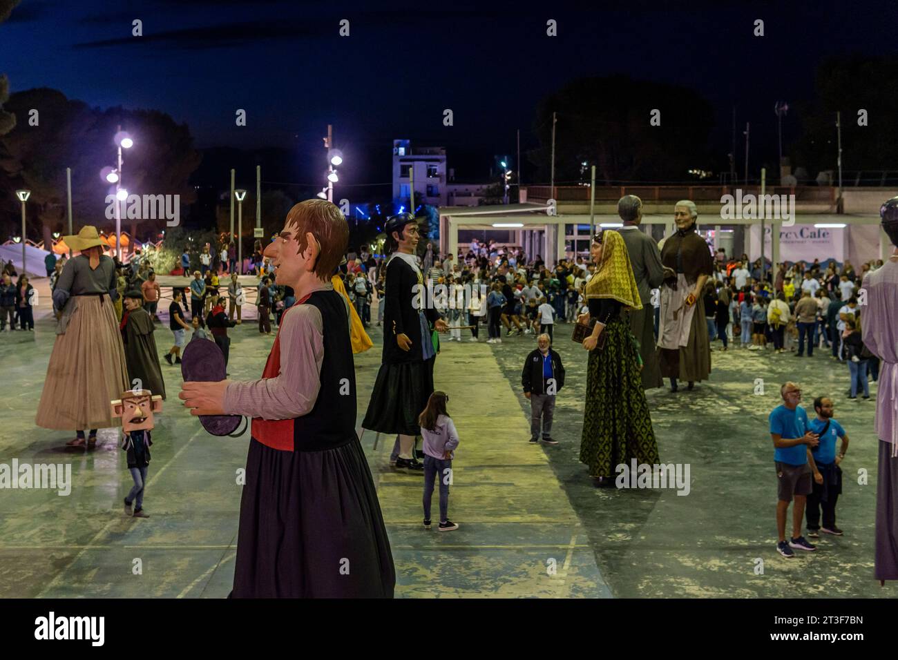 Felanitx, Espagne ; octobre 21 2023 : Foire annuelle du paprika dans la ville majorquine de Felanitx, Espagne. Sculptures géantes du folklore de Majorque dansant un Banque D'Images