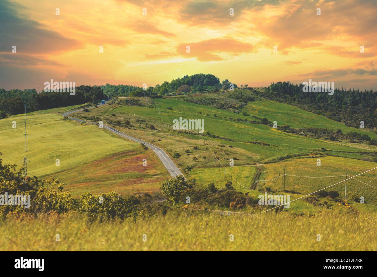 Magnifique paysage printanier. Paysage avec montagnes et vallée, une journée ensoleillée. Vue depuis les champs ensoleillés sur les collines ondulantes de Toscane, Italie Banque D'Images