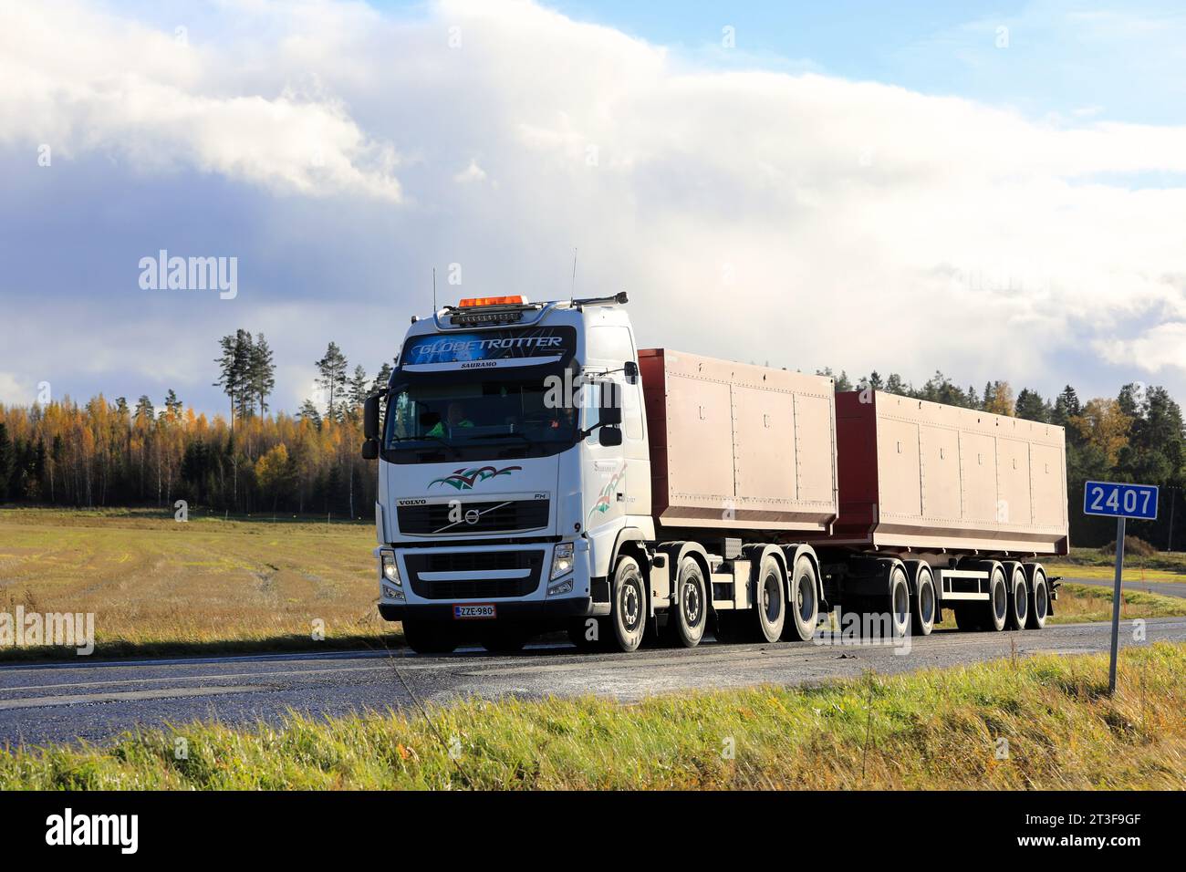 La remorque basculante en vrac Volvo FH Truck blanche transporte les betteraves sucrières nouvellement récoltées jusqu'à l'usine sucros Oy à Sakyla. Salo, Finlande. 15 octobre 2023. Banque D'Images