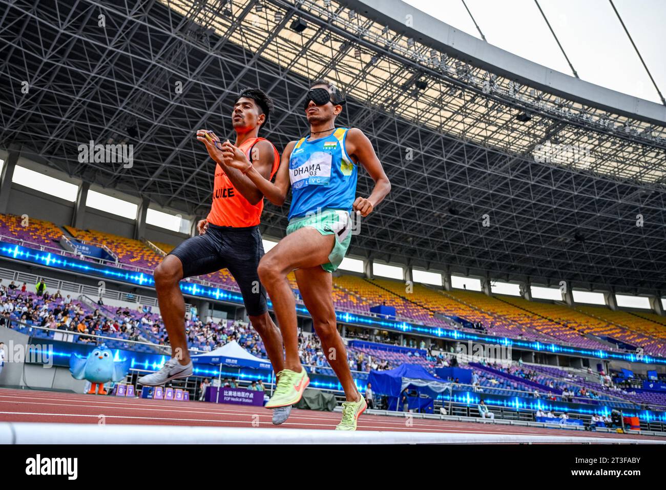 Hangzhou, province chinoise du Zhejiang. 25 octobre 2023. Le médaillé d'or indien Ankur Dhama (à droite) court avec son guide Dharmendra Gurjar lors de la finale d'athlétisme du 1500m T11 masculin aux 4es Jeux para asiatiques à Hangzhou, dans la province du Zhejiang, dans l'est de la Chine, le 25 octobre 2023. Crédit : Wu Zhizun/Xinhua/Alamy Live News Banque D'Images
