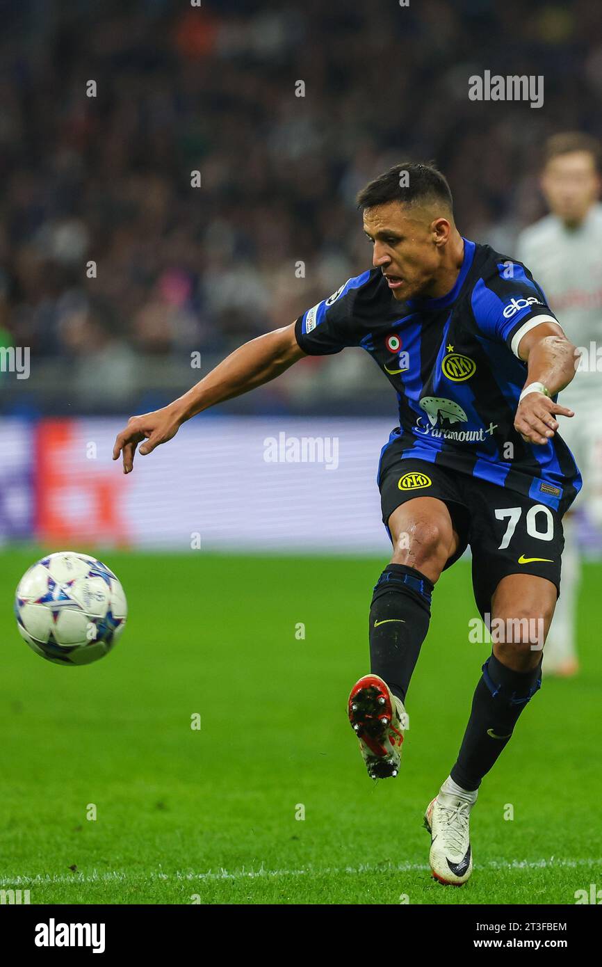 Alexis Sanchez du FC Internazionale vu en action lors de la phase de groupes de l'UEFA Champions League 2023/24 - match de football du groupe D entre le FC Internazionale et le FC Red Bull Salzburg au stade Giuseppe Meazza. (Photo de Fabrizio Carabelli / SOPA Images/Sipa USA) Banque D'Images