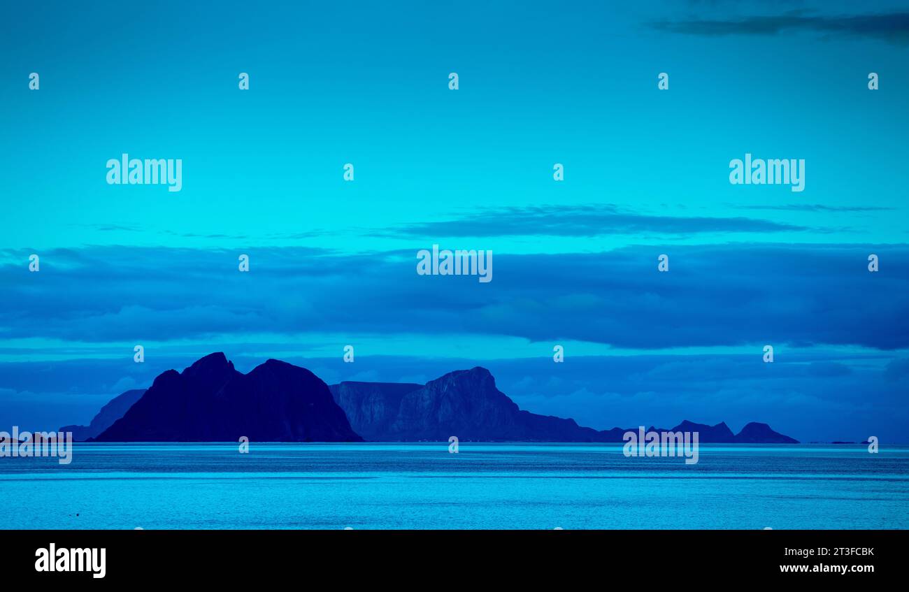 Beau paysage marin rocheux dans la nuit. Roches dans la mer. Belle nature de Norvège Banque D'Images