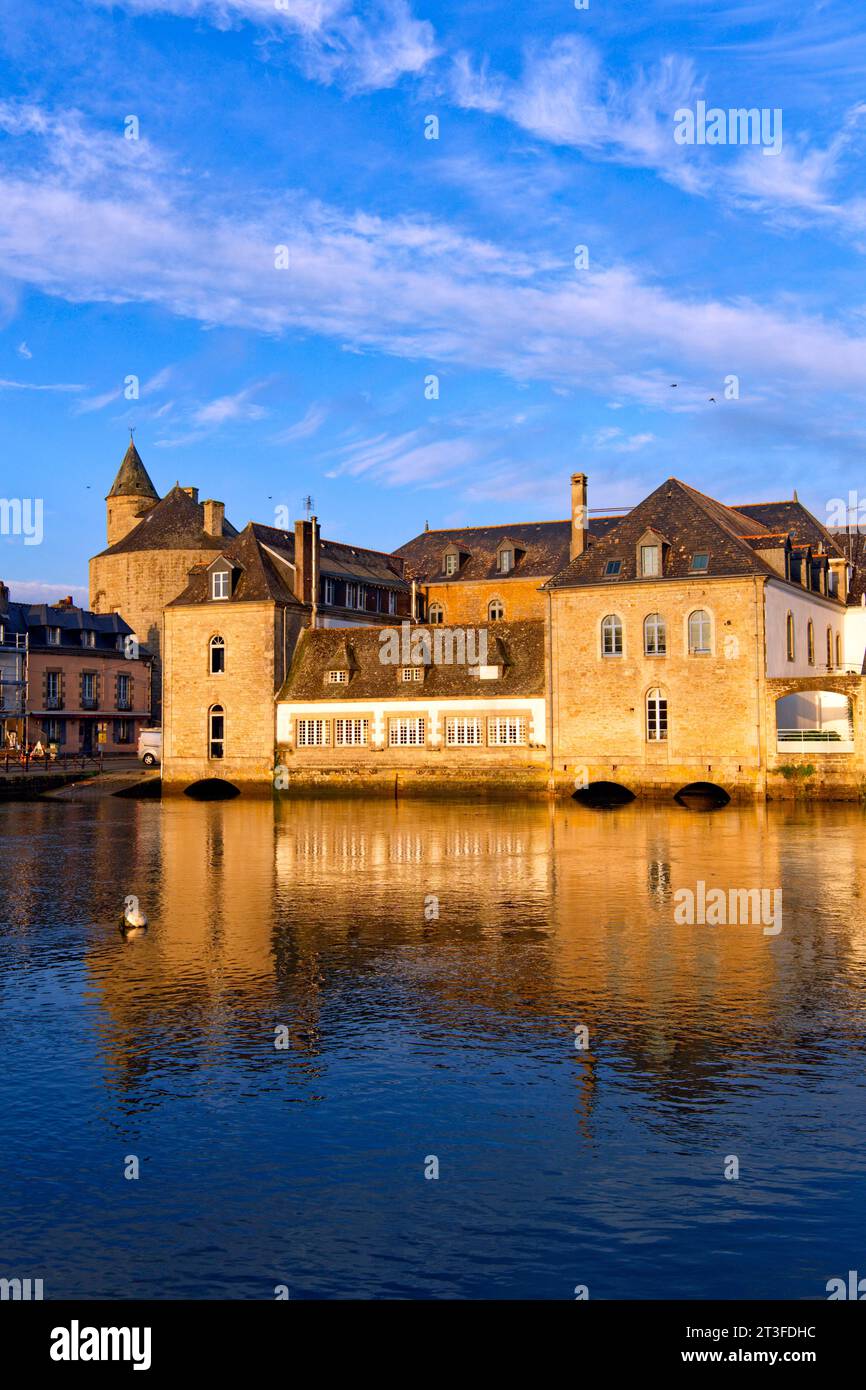 France, Finistère, Pont l'Abbe, le port de commerce et le pont habité, hôtel de ville abrité dans l'ancien château en arrière-plan Banque D'Images