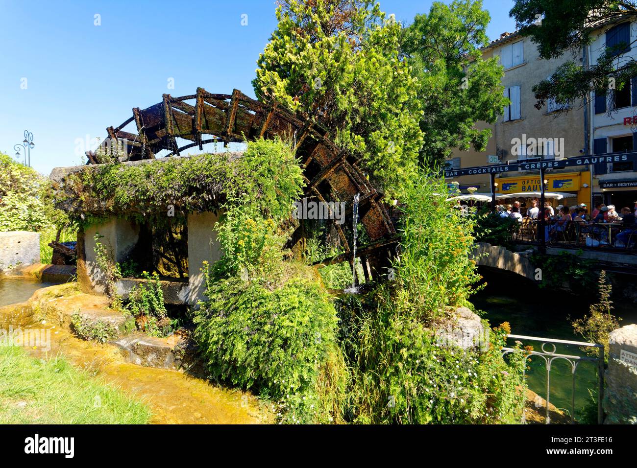 France, Vaucluse, Luberon, l'Isle sur la Sorgue, Quai Rouget de l'Isle, roue d'eau utilisée pour faire fonctionner les papeteries Banque D'Images